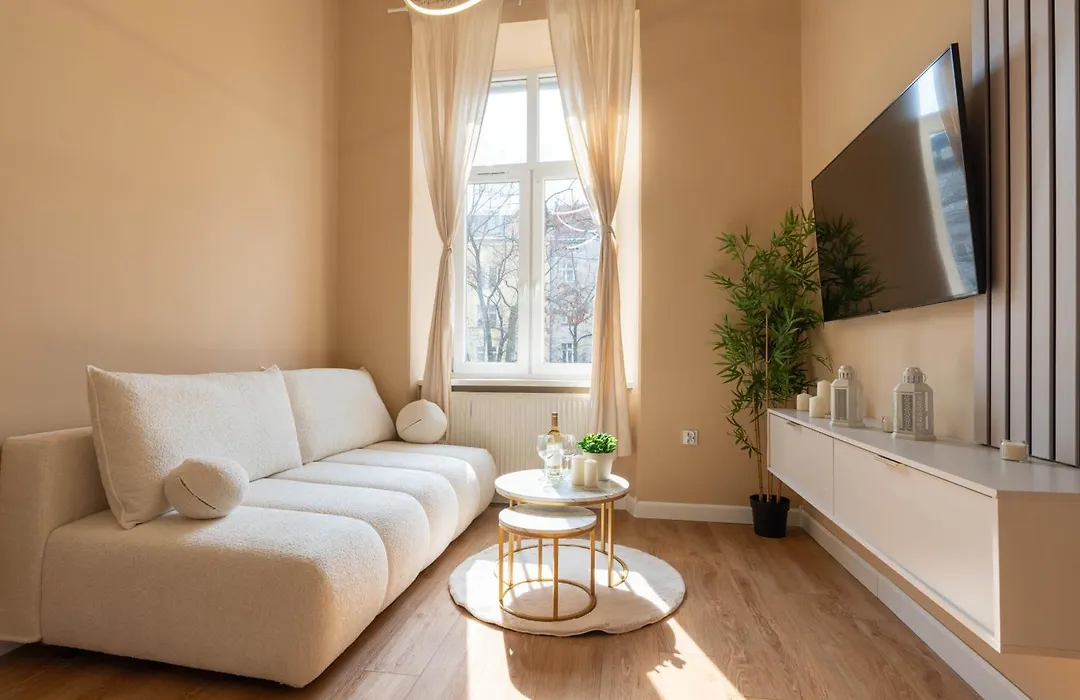 Apartament z Antresolą i Prywatnym Patio-1